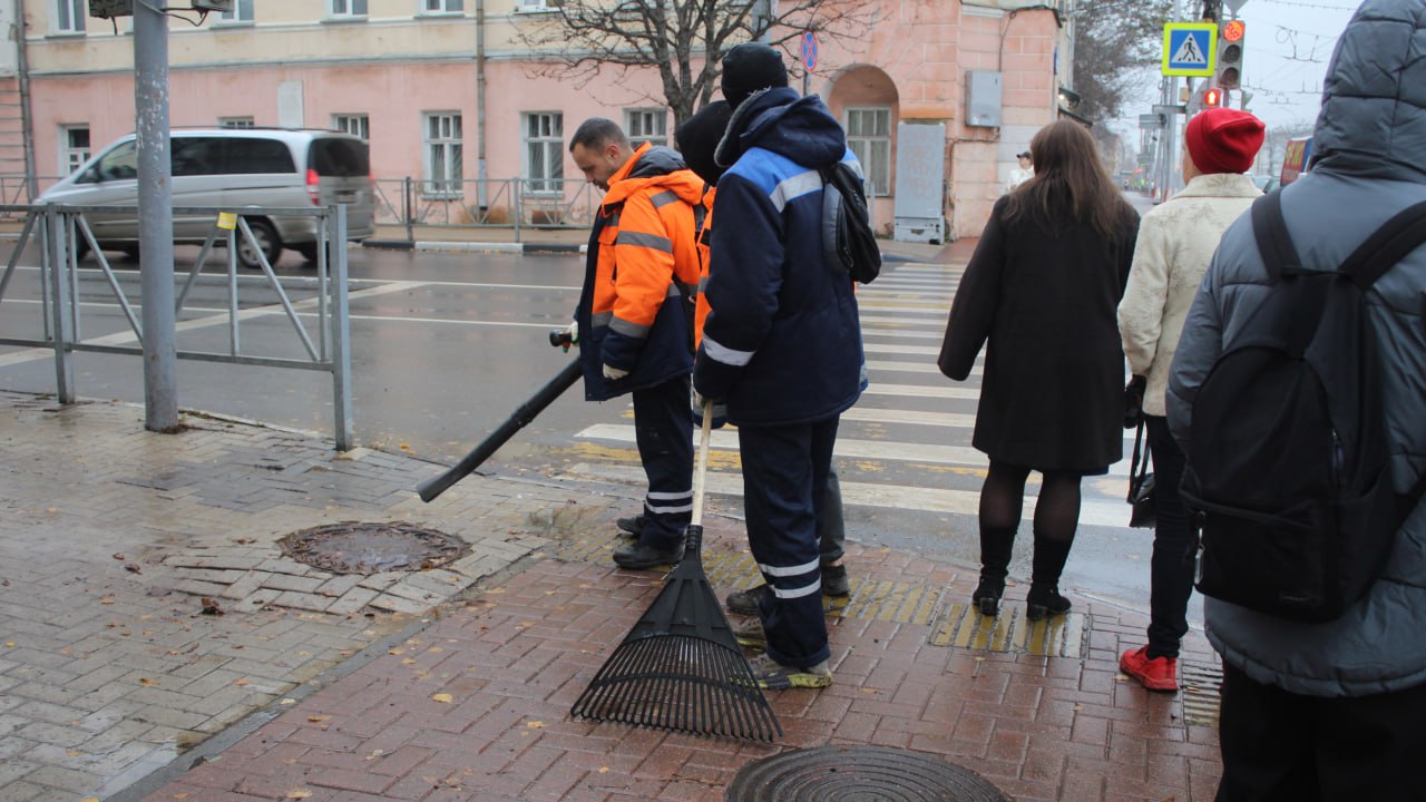 Днем 7 ноября благоустройство территорий выполняли на улицах Фрунзе, Костычева, Свободы, проезде Машиностроителей и других Днем 7 ноября благоустройство территорий выполняли на улицах Фрунзе, Костычева, Свободы, проезде Машиностроителей и других