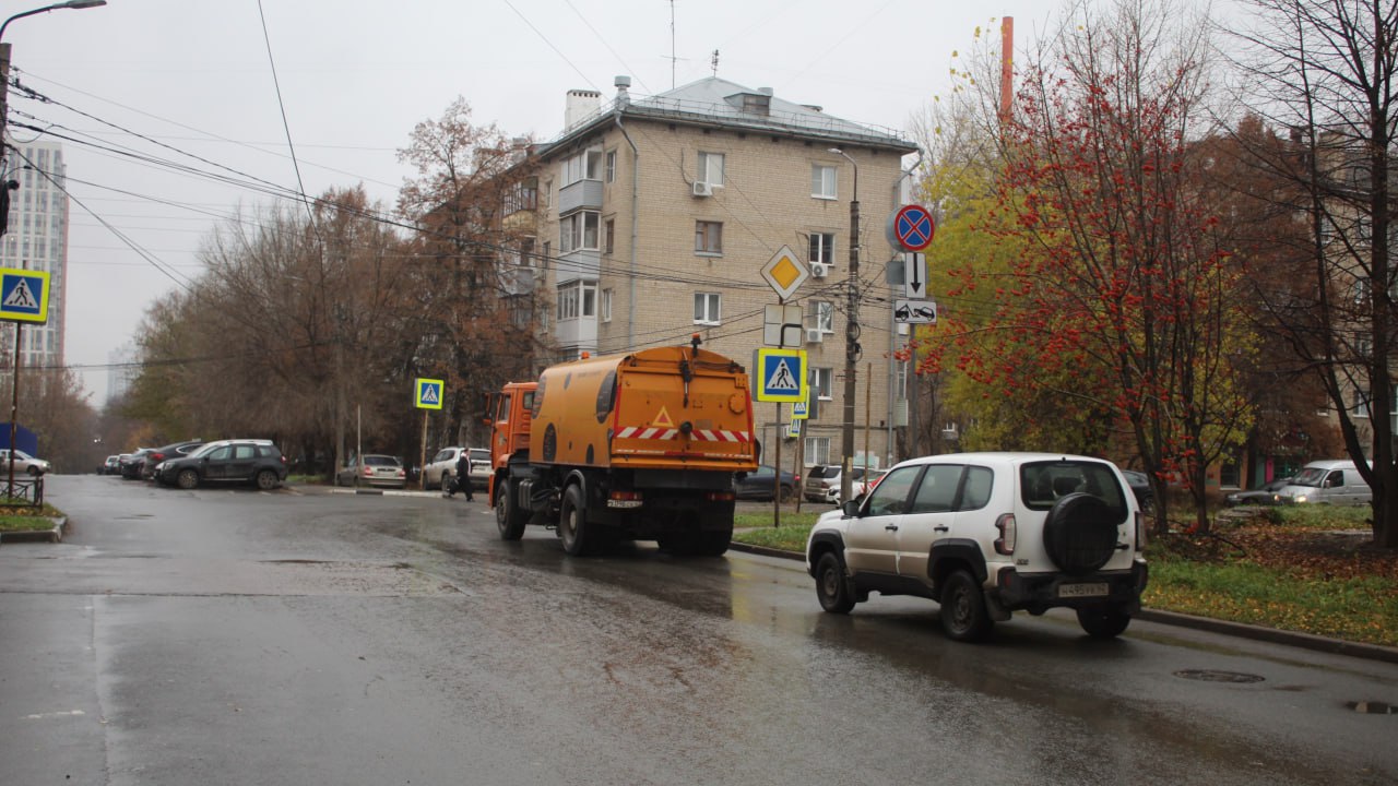Днем 7 ноября благоустройство территорий выполняли на улицах Фрунзе, Костычева, Свободы, проезде Машиностроителей и других Днем 7 ноября благоустройство территорий выполняли на улицах Фрунзе, Костычева, Свободы, проезде Машиностроителей и других