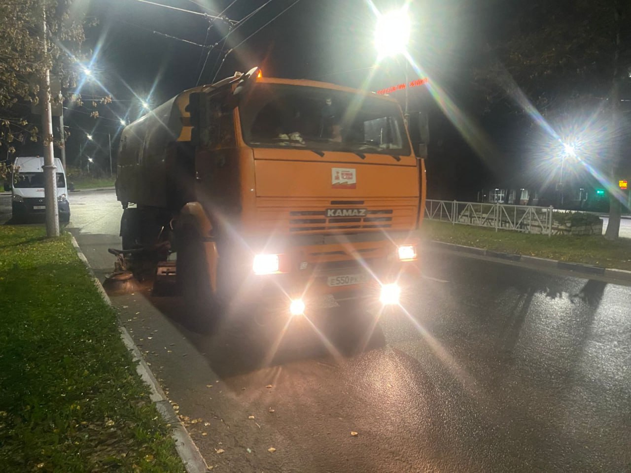 В ночь на 7 ноября в Рязани выполнялась уборка дорог и тротуаров В ночь на 7 ноября в Рязани выполнялась уборка дорог и тротуаров