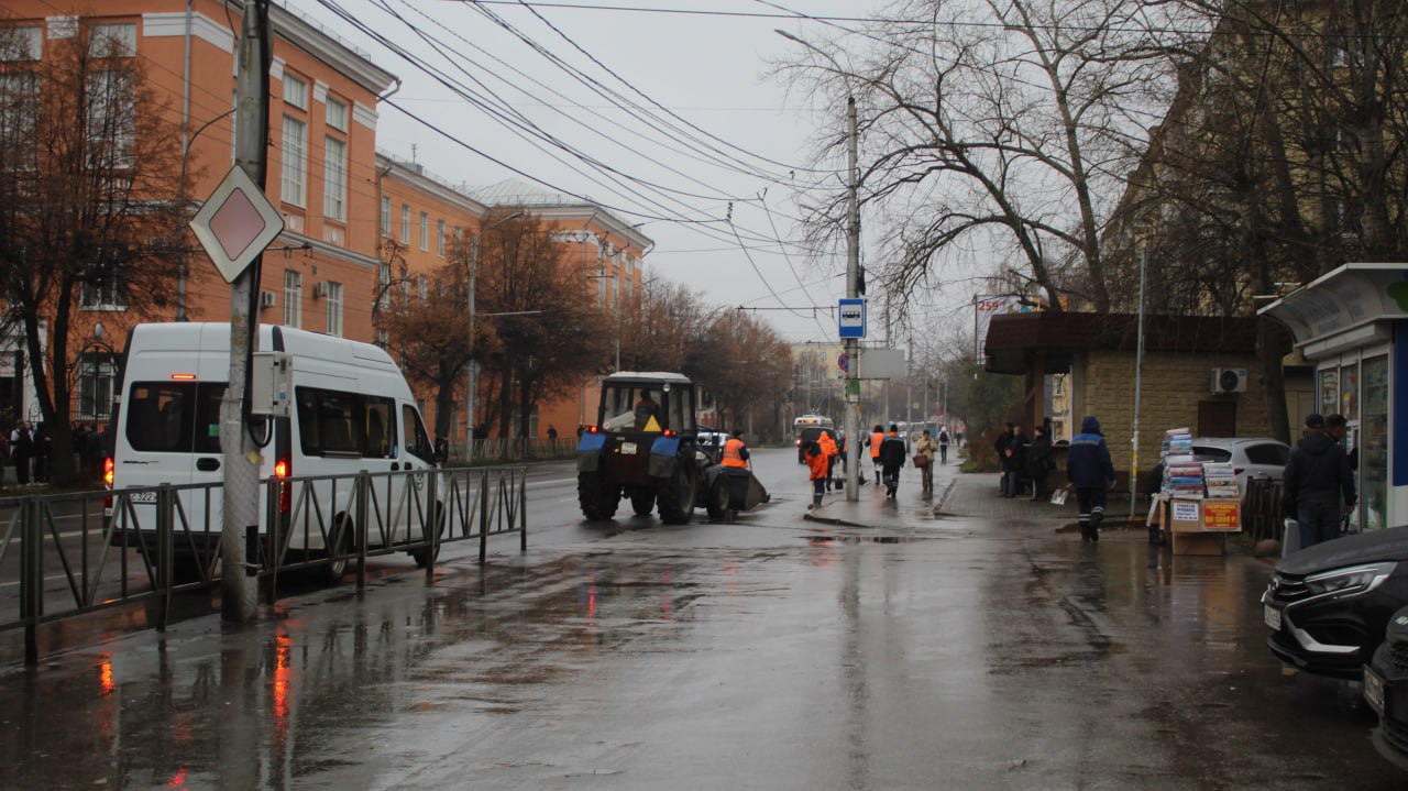 Днем 7 ноября благоустройство территорий выполняли на улицах Фрунзе, Костычева, Свободы, проезде Машиностроителей и других Днем 7 ноября благоустройство территорий выполняли на улицах Фрунзе, Костычева, Свободы, проезде Машиностроителей и других