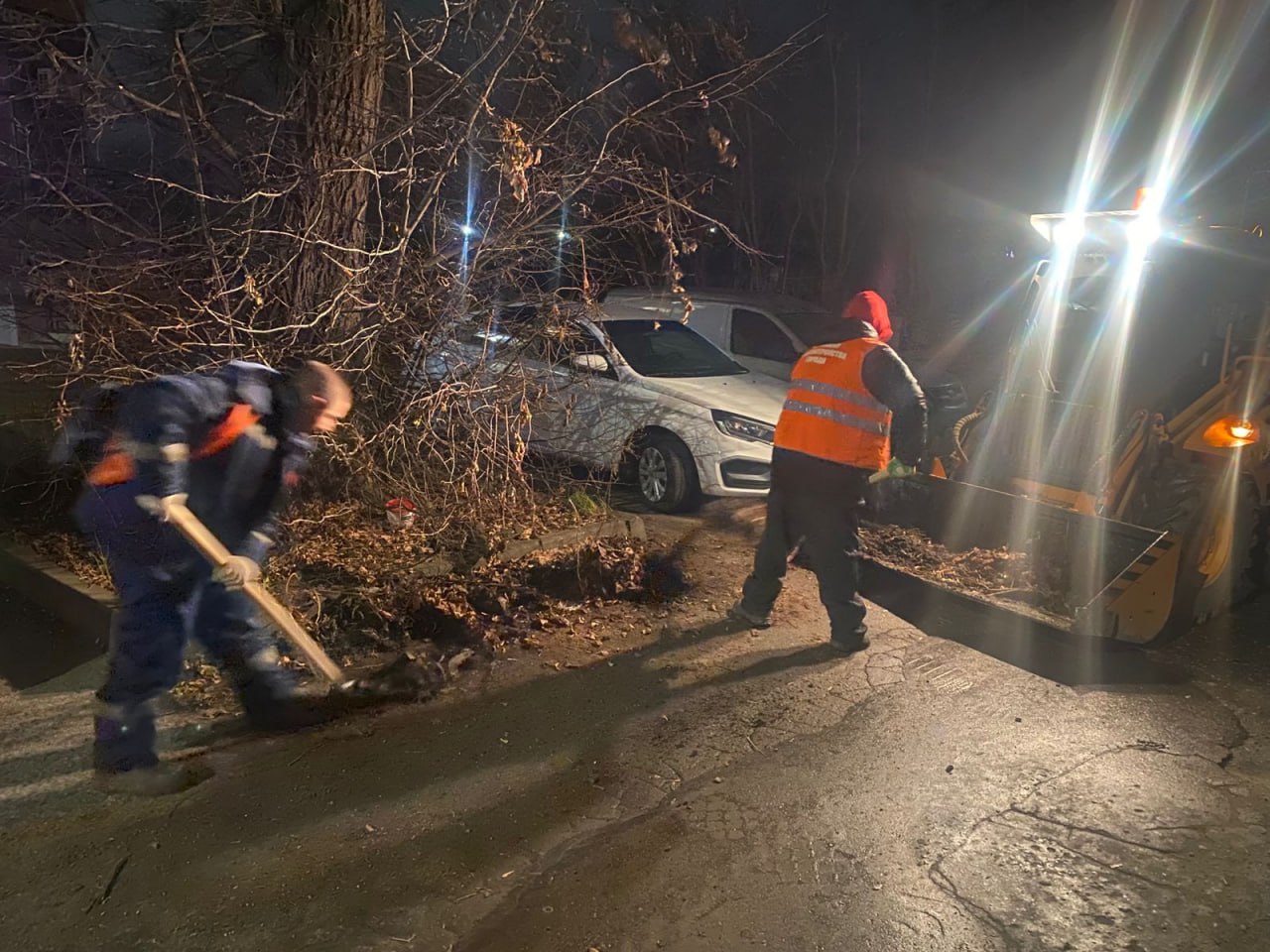 В ночь на 7 ноября в Рязани выполнялась уборка дорог и тротуаров В ночь на 7 ноября в Рязани выполнялась уборка дорог и тротуаров