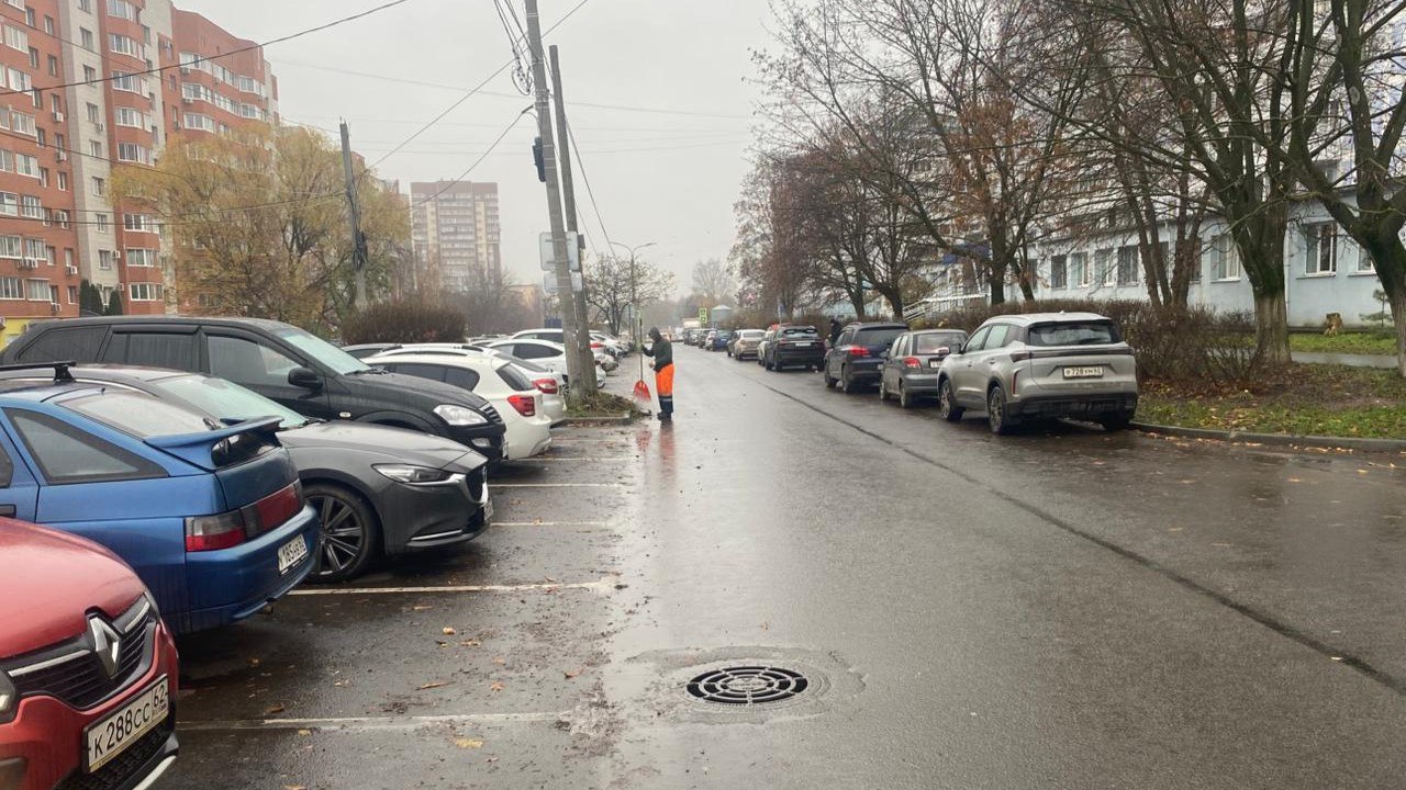 Днем 7 ноября благоустройство территорий выполняли на улицах Фрунзе, Костычева, Свободы, проезде Машиностроителей и других Днем 7 ноября благоустройство территорий выполняли на улицах Фрунзе, Костычева, Свободы, проезде Машиностроителей и других