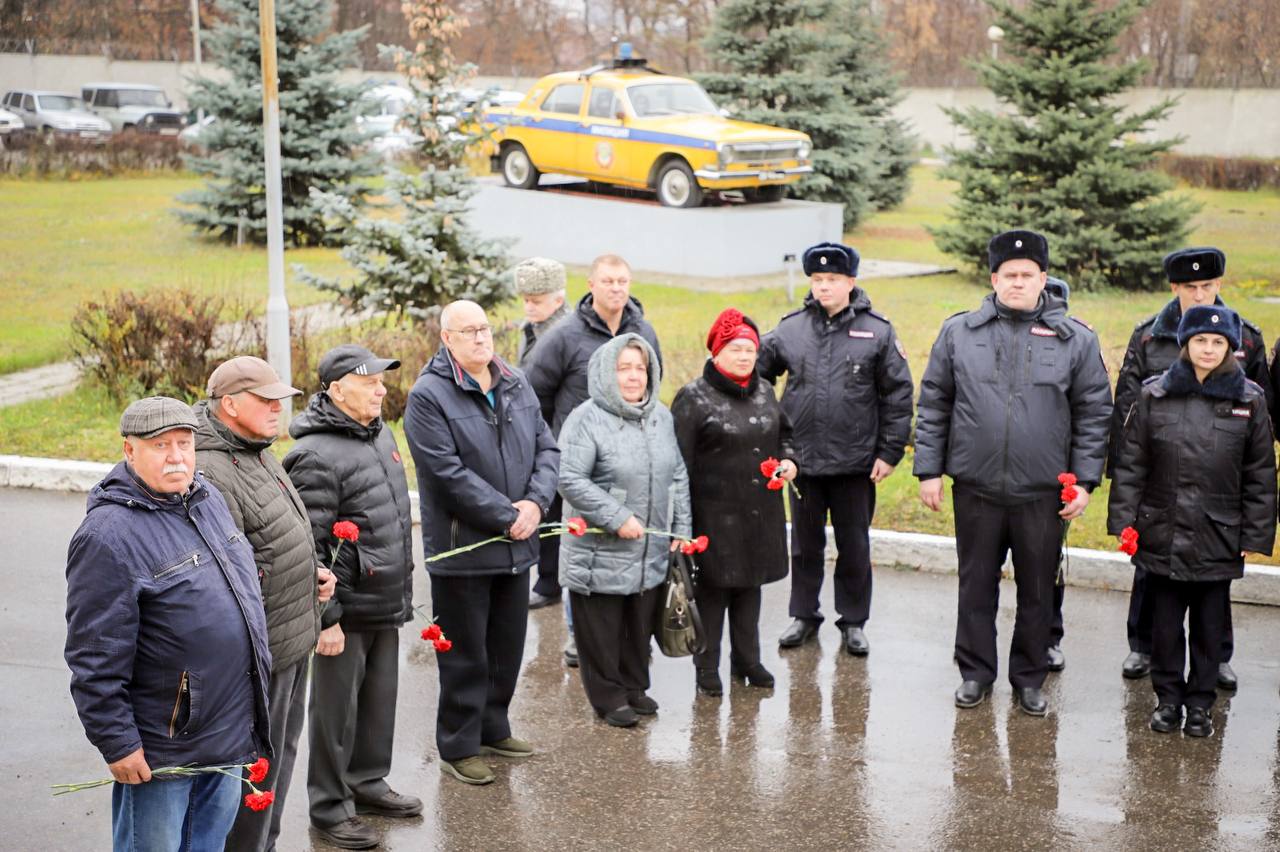 Генерал-майор полиции Владимир Алайпринял участие в церемонии открытия Мемориальной доски памяти участникамВеликой Отечественной войны, проходившим службу в правоохранительных органах Генерал-майор полиции Владимир Алайпринял участие в церемонии открытия Мемориальной доски памяти участникамВеликой Отечественной войны, проходившим службу в правоохранительных органах
