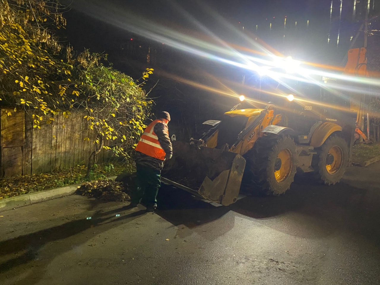 В ночь на 7 ноября в Рязани выполнялась уборка дорог и тротуаров В ночь на 7 ноября в Рязани выполнялась уборка дорог и тротуаров