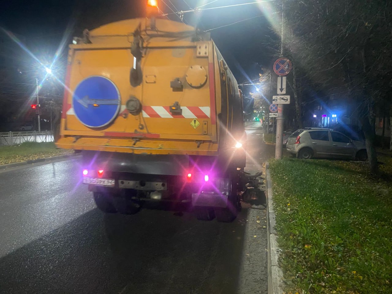 В ночь на 7 ноября в Рязани выполнялась уборка дорог и тротуаров В ночь на 7 ноября в Рязани выполнялась уборка дорог и тротуаров