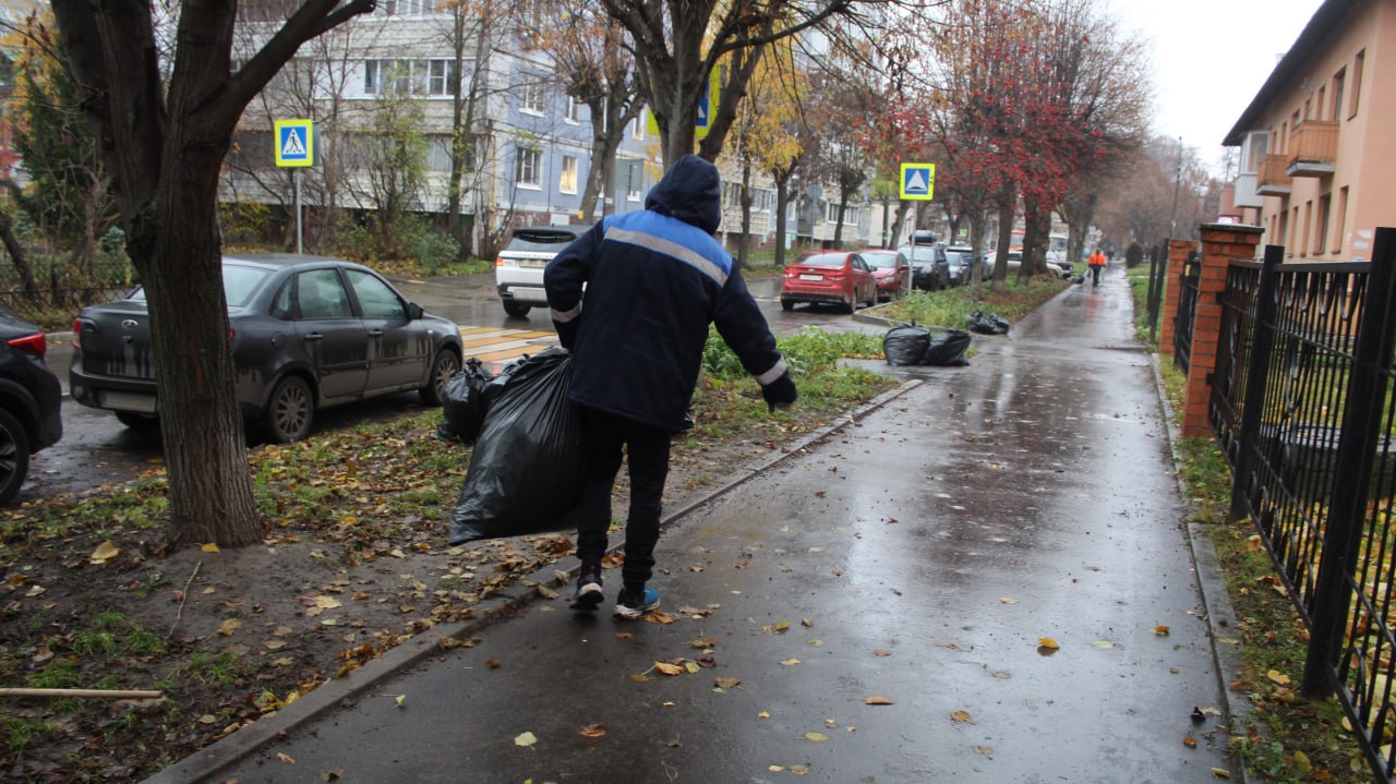 Днем 7 ноября благоустройство территорий выполняли на улицах Фрунзе, Костычева, Свободы, проезде Машиностроителей и других Днем 7 ноября благоустройство территорий выполняли на улицах Фрунзе, Костычева, Свободы, проезде Машиностроителей и других