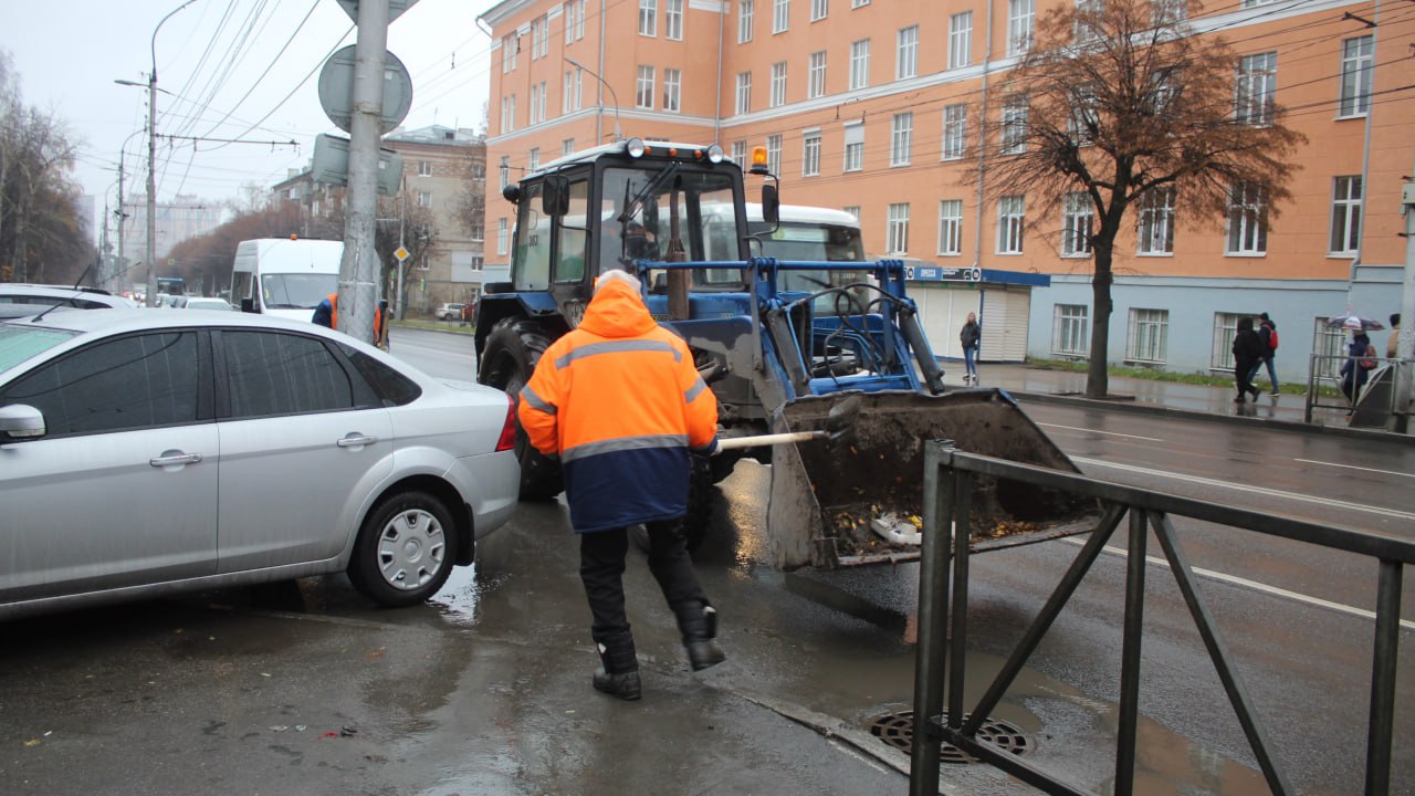 Днем 7 ноября благоустройство территорий выполняли на улицах Фрунзе, Костычева, Свободы, проезде Машиностроителей и других Днем 7 ноября благоустройство территорий выполняли на улицах Фрунзе, Костычева, Свободы, проезде Машиностроителей и других