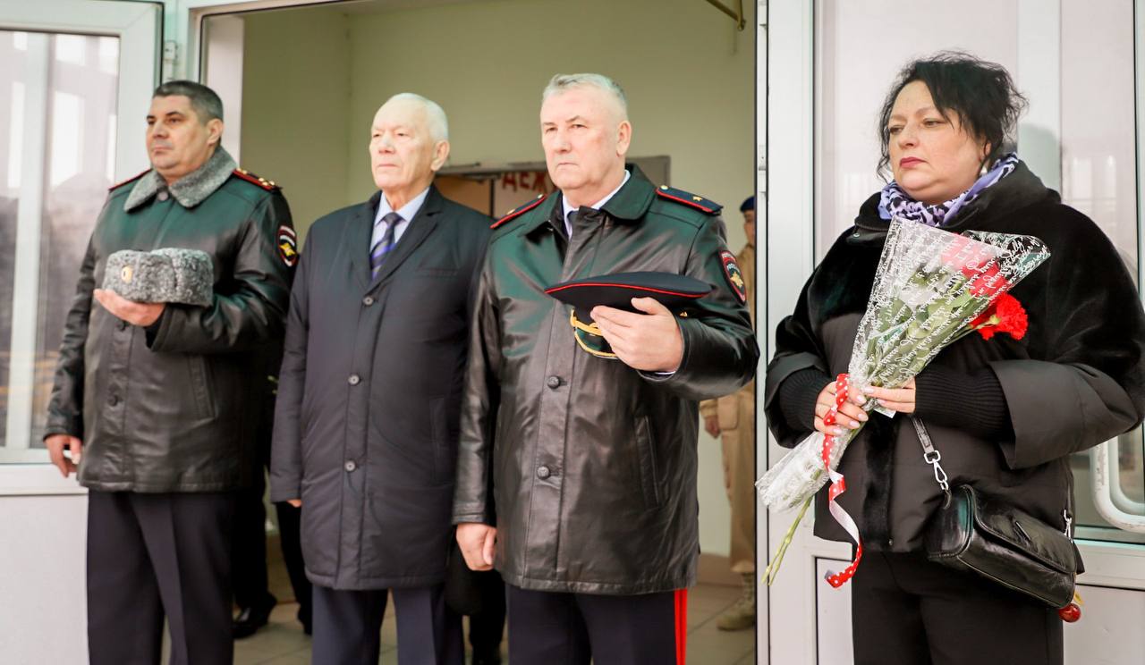 Генерал-майор полиции Владимир Алайпринял участие в церемонии открытия Мемориальной доски памяти участникамВеликой Отечественной войны, проходившим службу в правоохранительных органах Генерал-майор полиции Владимир Алайпринял участие в церемонии открытия Мемориальной доски памяти участникамВеликой Отечественной войны, проходившим службу в правоохранительных органах