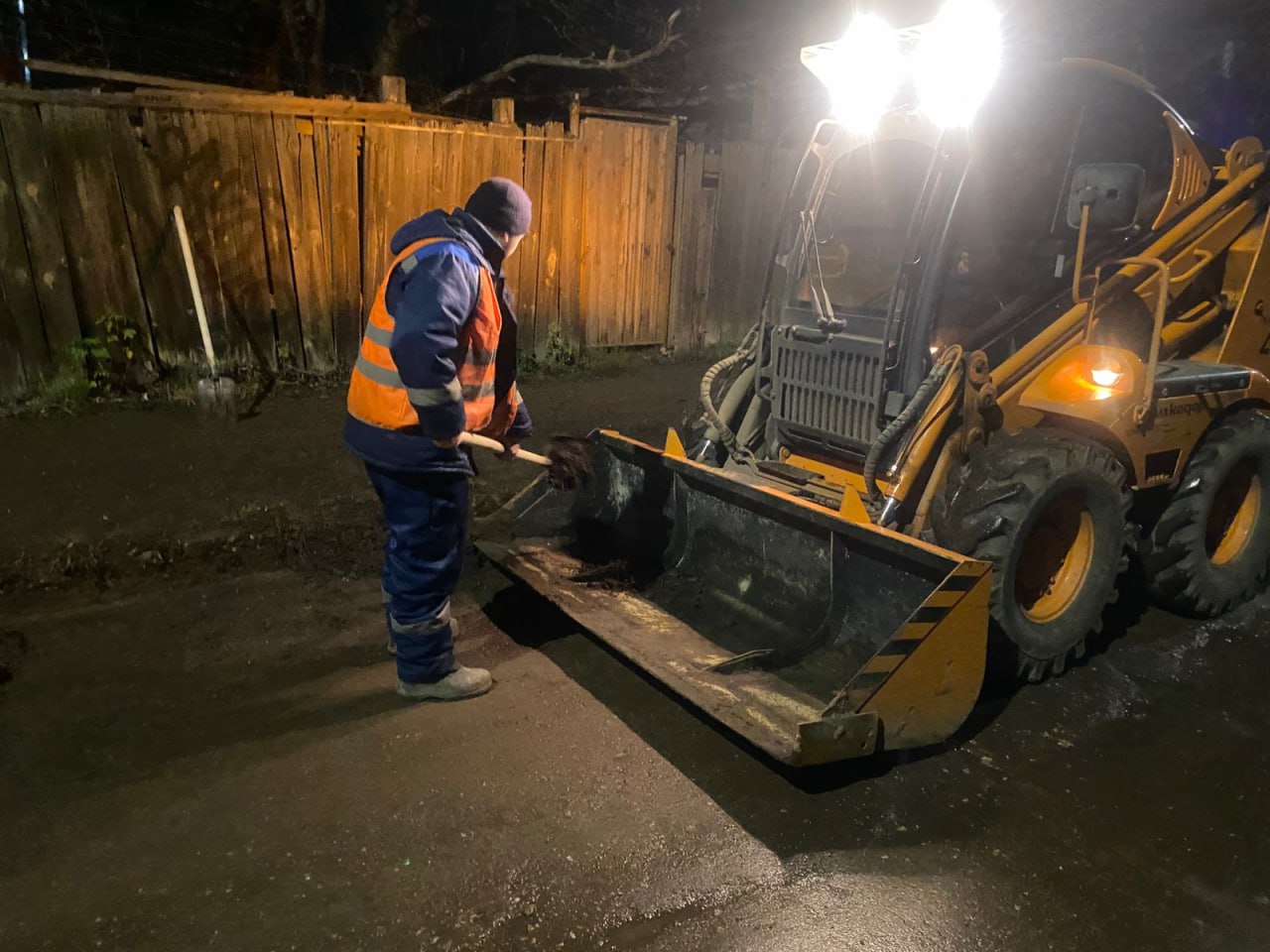 В ночь на 7 ноября в Рязани выполнялась уборка дорог и тротуаров В ночь на 7 ноября в Рязани выполнялась уборка дорог и тротуаров