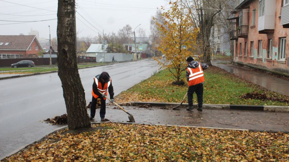 Днем 7 ноября благоустройство территорий выполняли на улицах Фрунзе, Костычева, Свободы, проезде Машиностроителей и других
