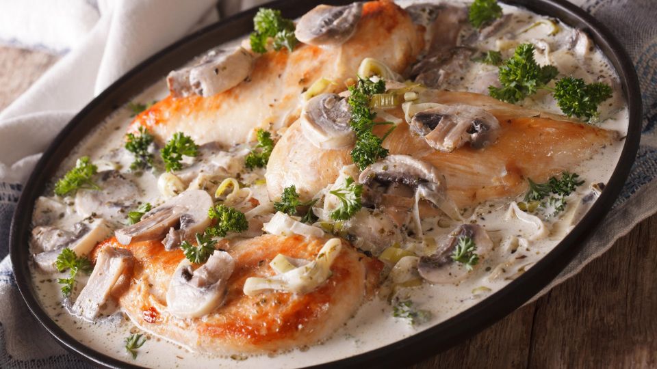 Вкуснее бедрышек и ножек: сочное куриное филе по этому рецепту сведет с ума гостей