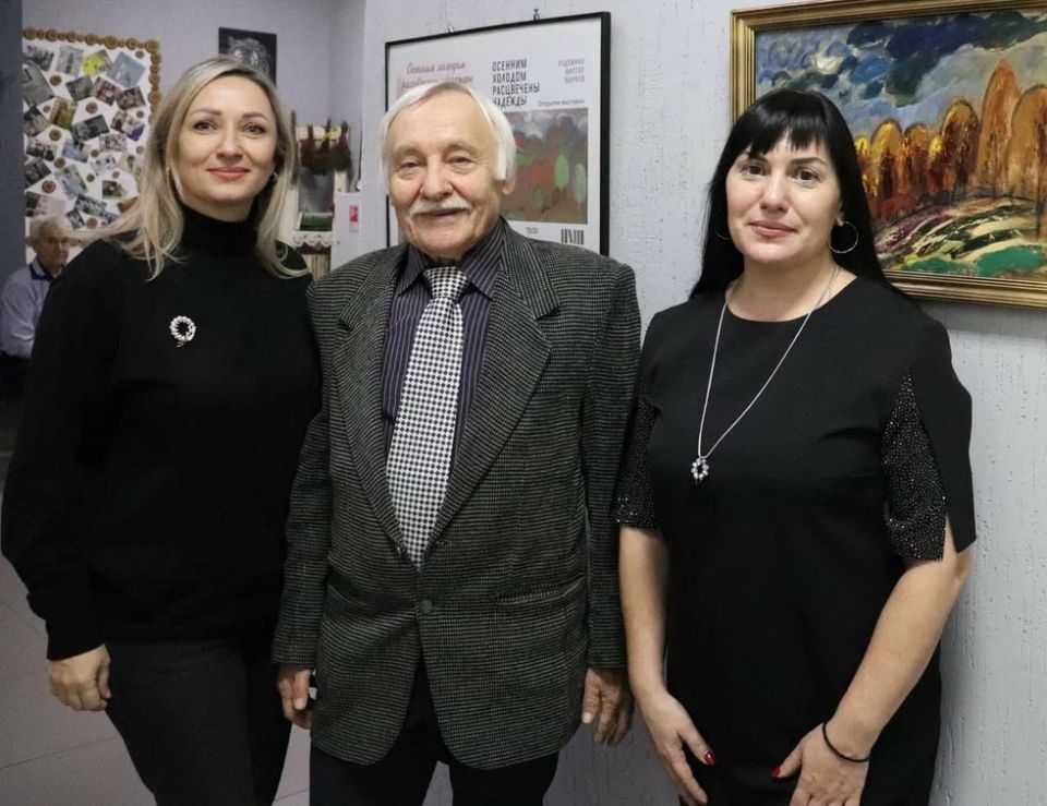 11 ноября в Центральной городской библиотеке имени С.А. Есенина состоялось открытие выставки художника Виктора Маркина под поэтичным названием «Осенним холодом расцвечены надежды»