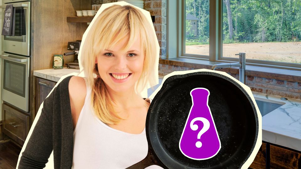 «Вековые» наслоения на сковороде исчезнут в два счета: это средство справится на ура
