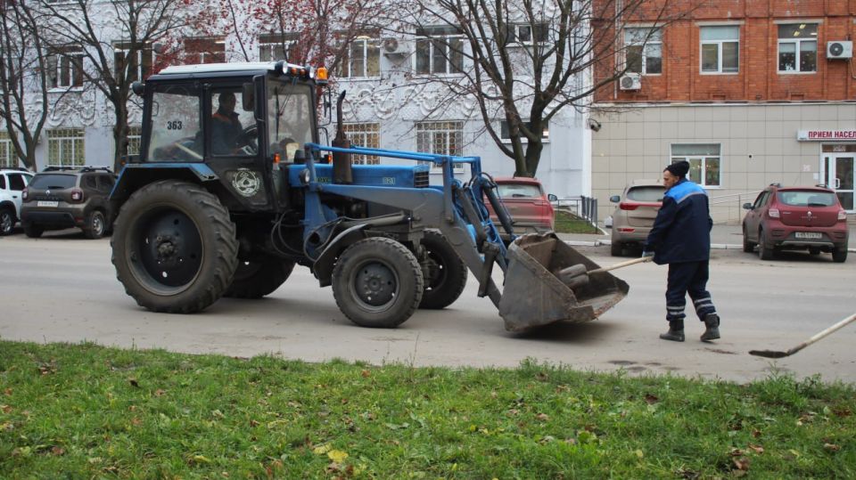 Днем 11 ноября в областном центре работает спецтехника и сотрудники ДБГ, продолжается уборка дорог и пешеходных зон