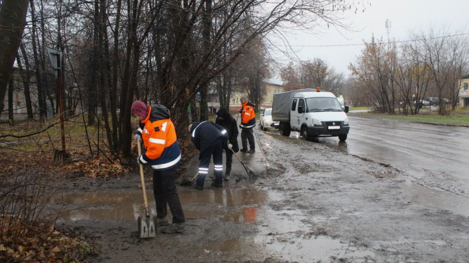 Сотрудники ДБГ 12 ноября проводят работы по благоустройству и очистке территорий на участке улиц Пожалостина и Братиславская