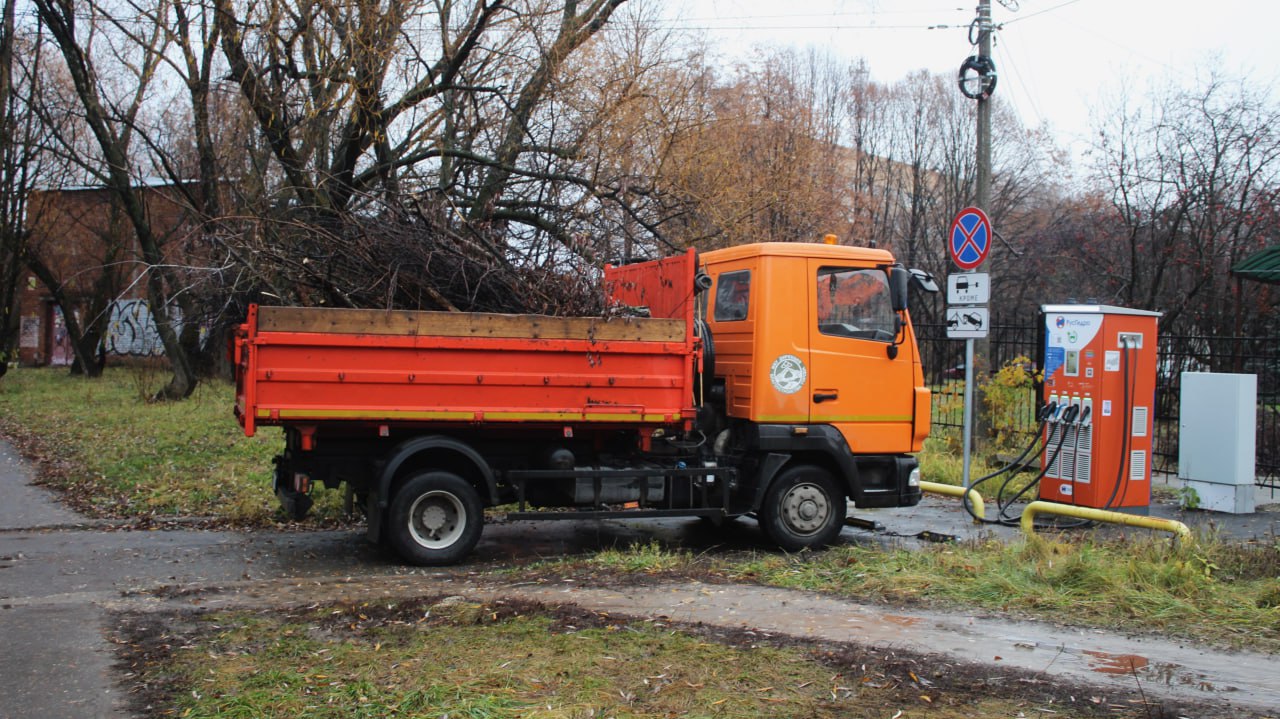 Днем 13 ноября в Рязани работает спецтехника и сотрудники ДБГ Днем 13 ноября в Рязани работает спецтехника и сотрудники ДБГ