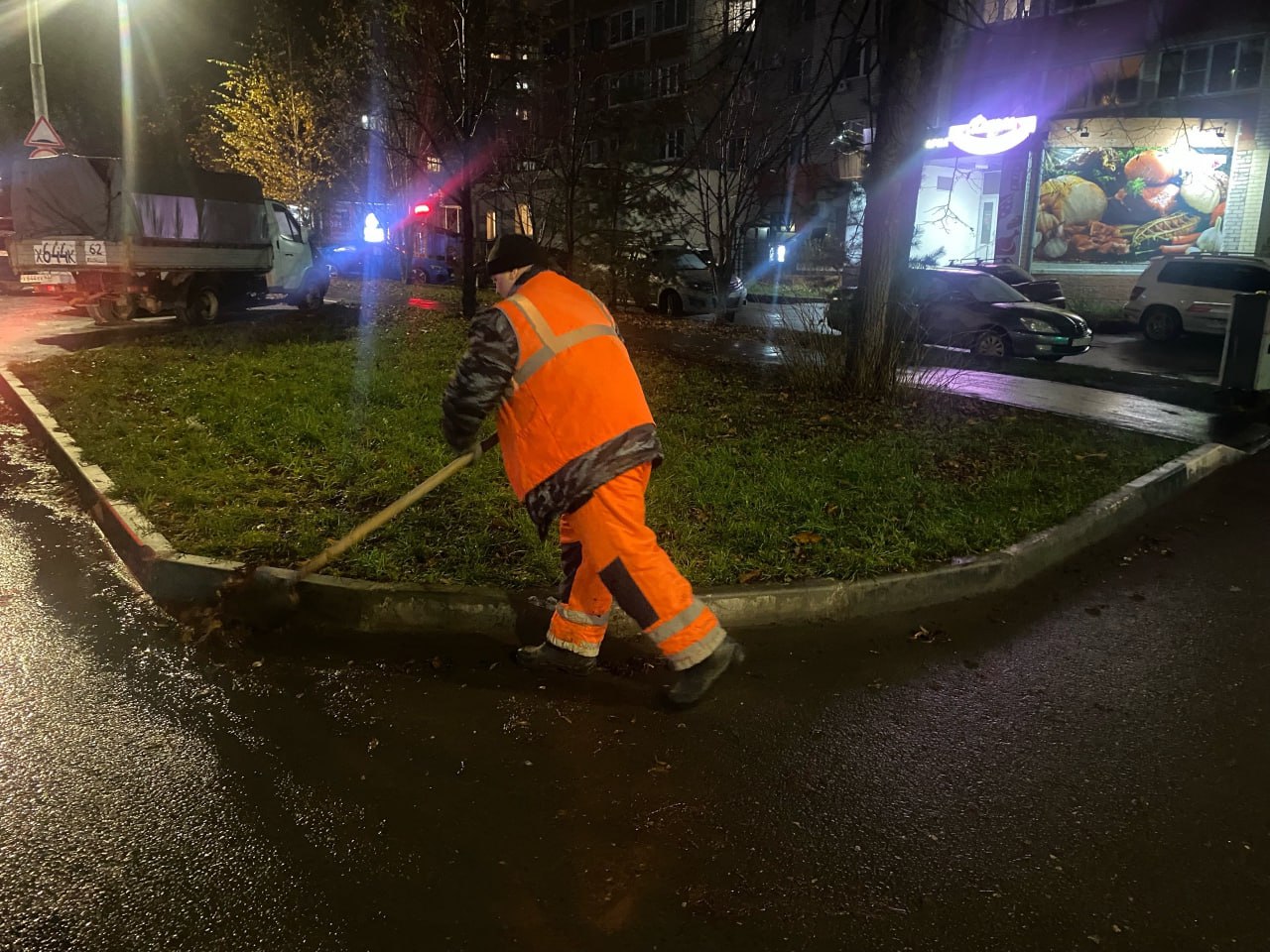 В ночь на 13 ноября в городе работала спецтехника, проводилась уборка дорог и тротуаров В ночь на 13 ноября в городе работала спецтехника, проводилась уборка дорог и тротуаров