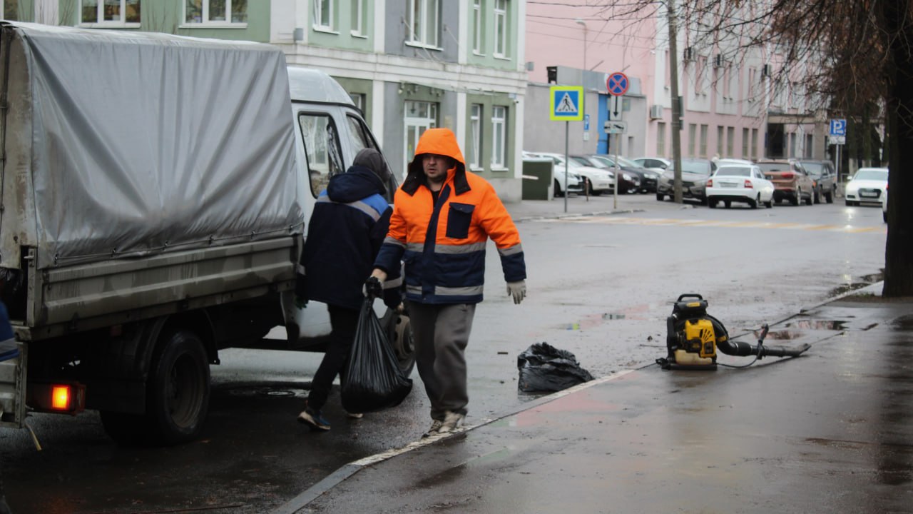 Днем 13 ноября в Рязани работает спецтехника и сотрудники ДБГ Днем 13 ноября в Рязани работает спецтехника и сотрудники ДБГ