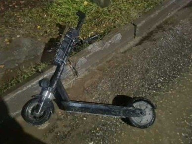 В Рязани самокатчик столкнулся с легковушкой