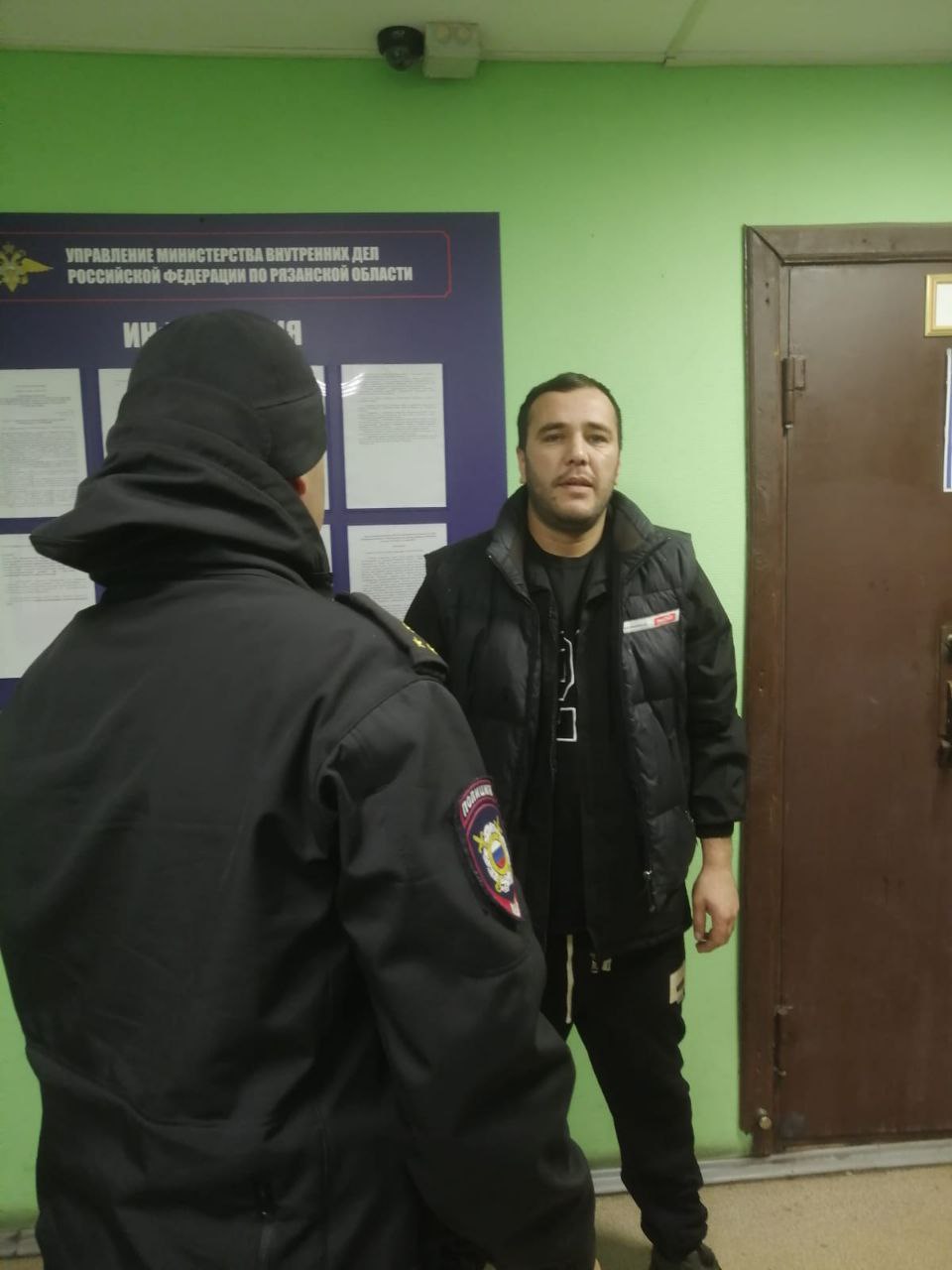 Полицейские депортировали из Рязани за границу России 5 иностранных граждан, которые отбыли наказание за совершенные преступления Полицейские депортировали из Рязани за границу России 5 иностранных граждан, которые отбыли наказание за совершенные преступления