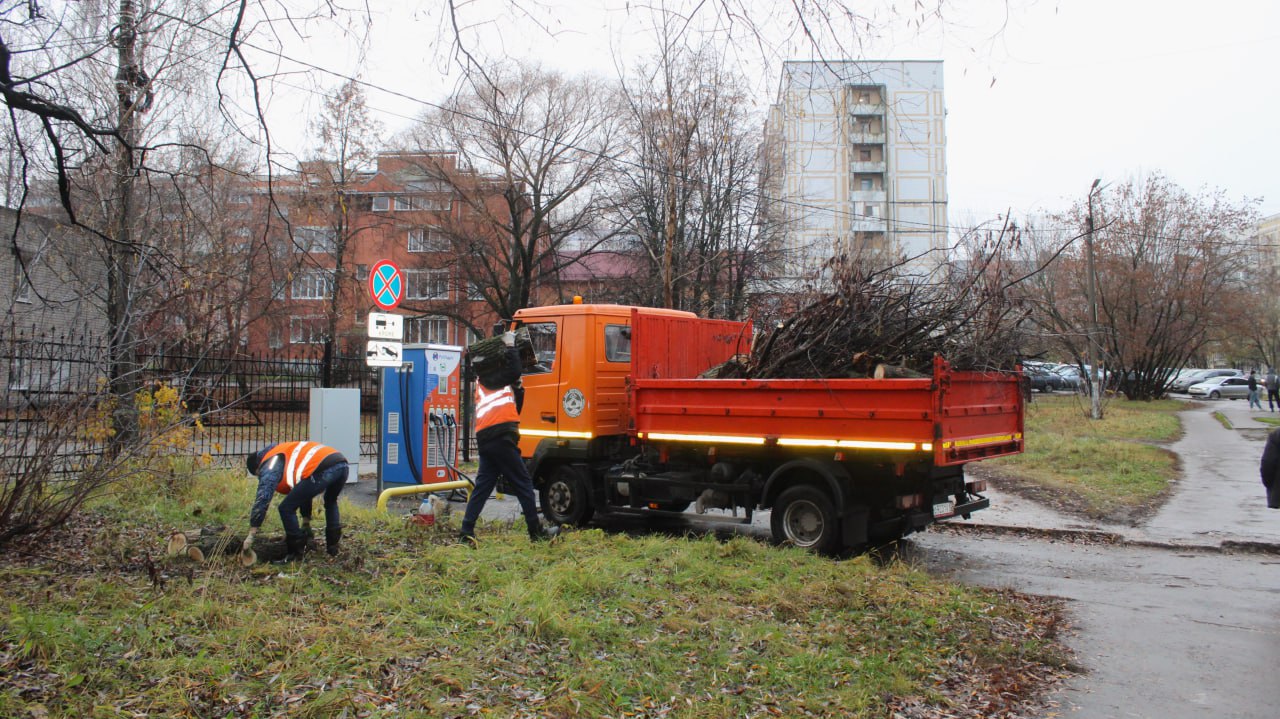Днем 13 ноября в Рязани работает спецтехника и сотрудники ДБГ Днем 13 ноября в Рязани работает спецтехника и сотрудники ДБГ