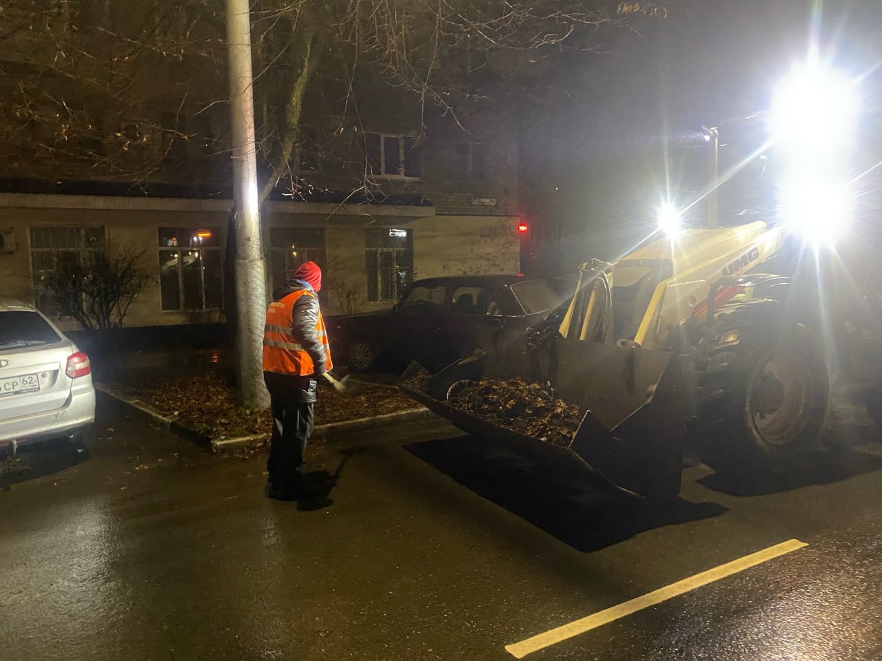 В ночь на 13 ноября в городе работала спецтехника, проводилась уборка дорог и тротуаров В ночь на 13 ноября в городе работала спецтехника, проводилась уборка дорог и тротуаров