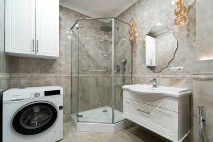 Уборка в ванной без усилий: 3 хитрости с уксусом и пакетом, которые работают лучше химии