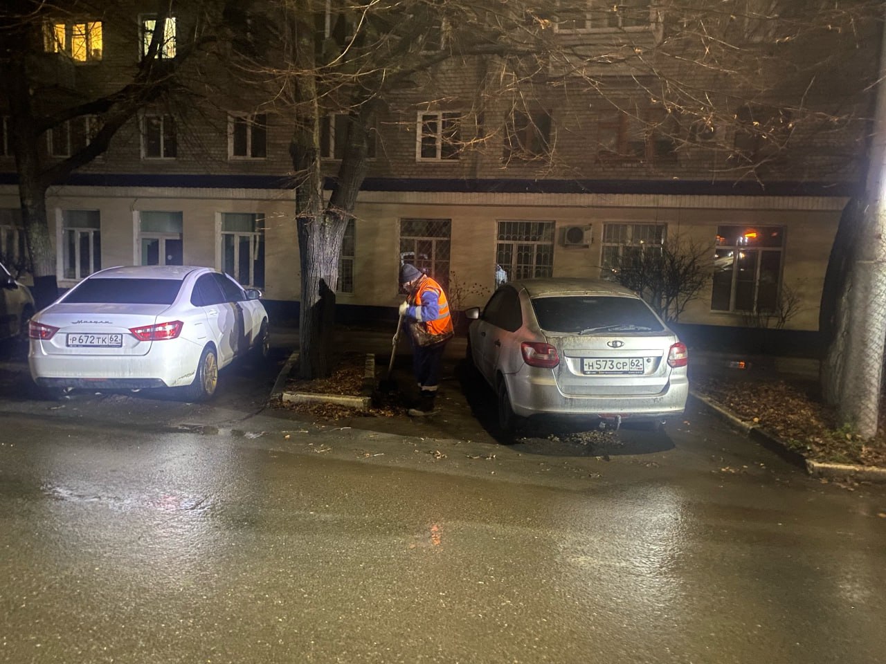 В ночь на 13 ноября в городе работала спецтехника, проводилась уборка дорог и тротуаров В ночь на 13 ноября в городе работала спецтехника, проводилась уборка дорог и тротуаров