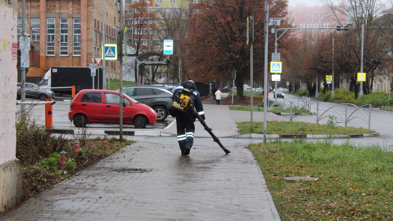 Днем 13 ноября в Рязани работает спецтехника и сотрудники ДБГ Днем 13 ноября в Рязани работает спецтехника и сотрудники ДБГ