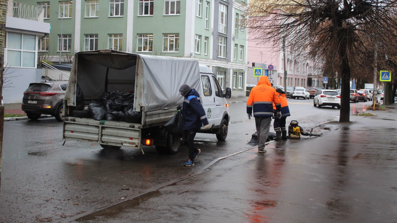 Днем 13 ноября в Рязани работает спецтехника и сотрудники ДБГ Днем 13 ноября в Рязани работает спецтехника и сотрудники ДБГ