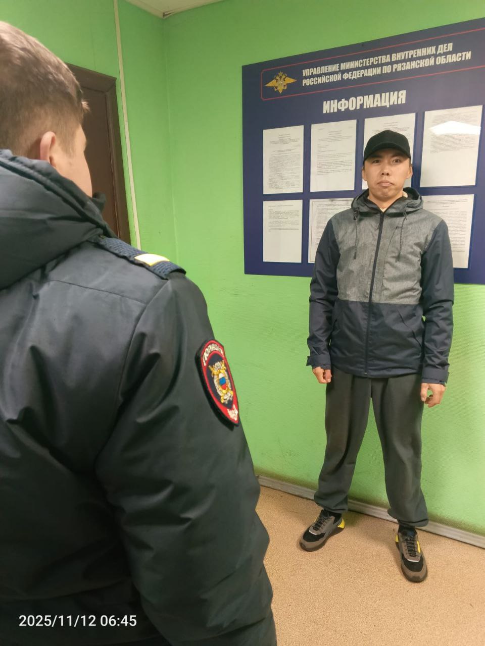 Полицейские депортировали из Рязани за границу России 5 иностранных граждан, которые отбыли наказание за совершенные преступления Полицейские депортировали из Рязани за границу России 5 иностранных граждан, которые отбыли наказание за совершенные преступления