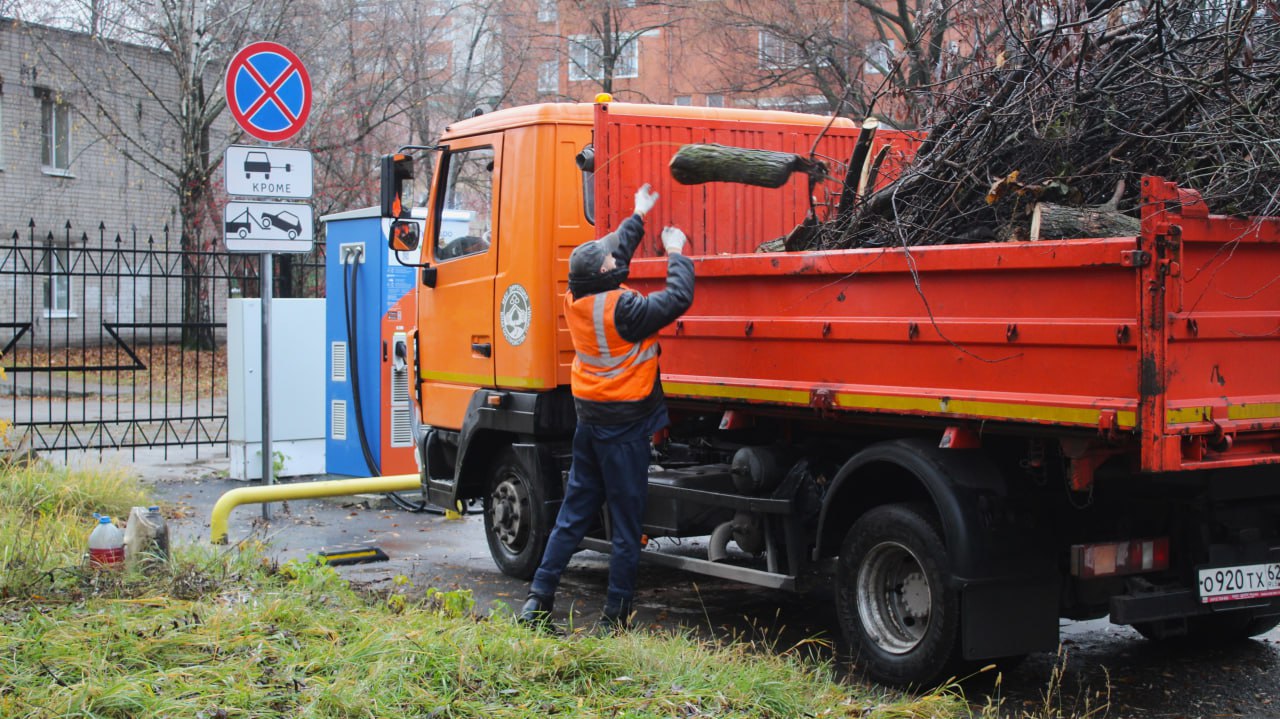 Днем 13 ноября в Рязани работает спецтехника и сотрудники ДБГ Днем 13 ноября в Рязани работает спецтехника и сотрудники ДБГ
