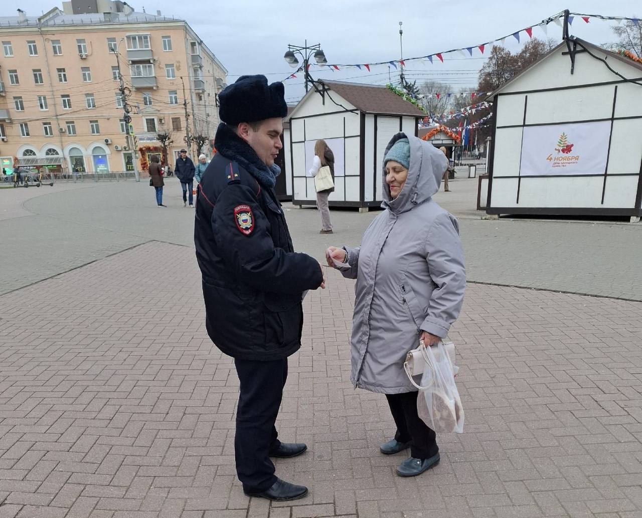 Участковые уполномоченные полиции в прямом диалоге информируют граждан о мошеннических схемах Участковые уполномоченные полиции в прямом диалоге информируют граждан о мошеннических схемах