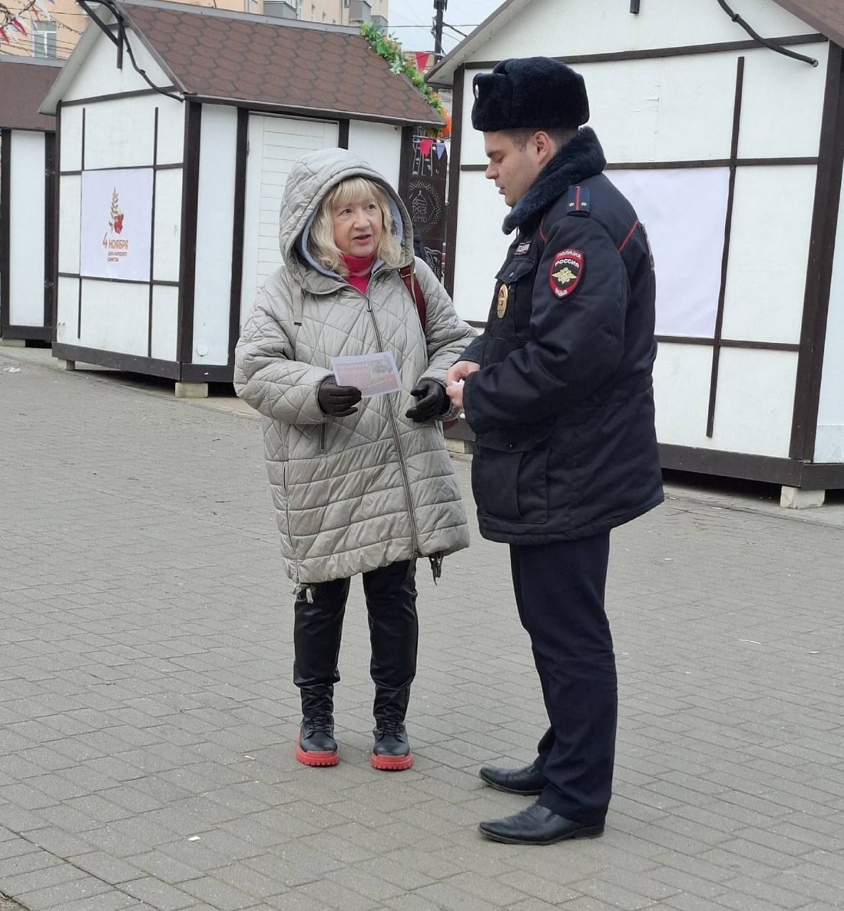 Участковые уполномоченные полиции в прямом диалоге информируют граждан о мошеннических схемах Участковые уполномоченные полиции в прямом диалоге информируют граждан о мошеннических схемах