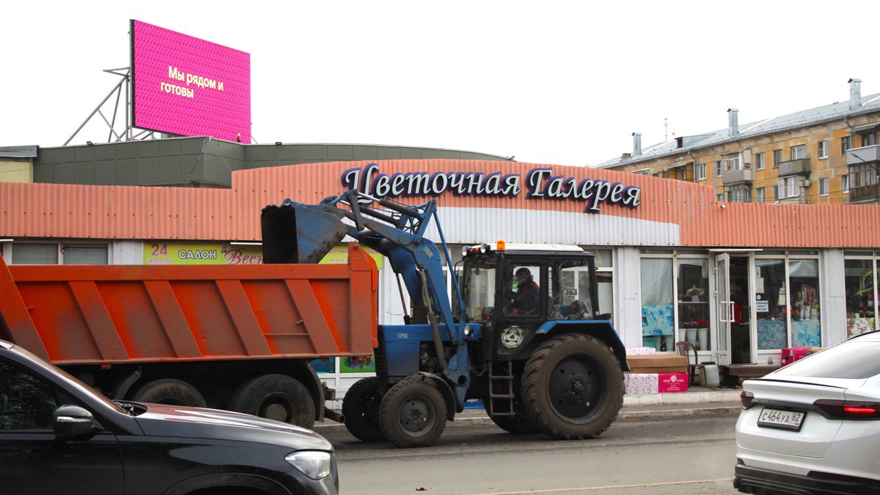 Днем 14 ноября в городе проводится уборка территорий Днем 14 ноября в городе проводится уборка территорий