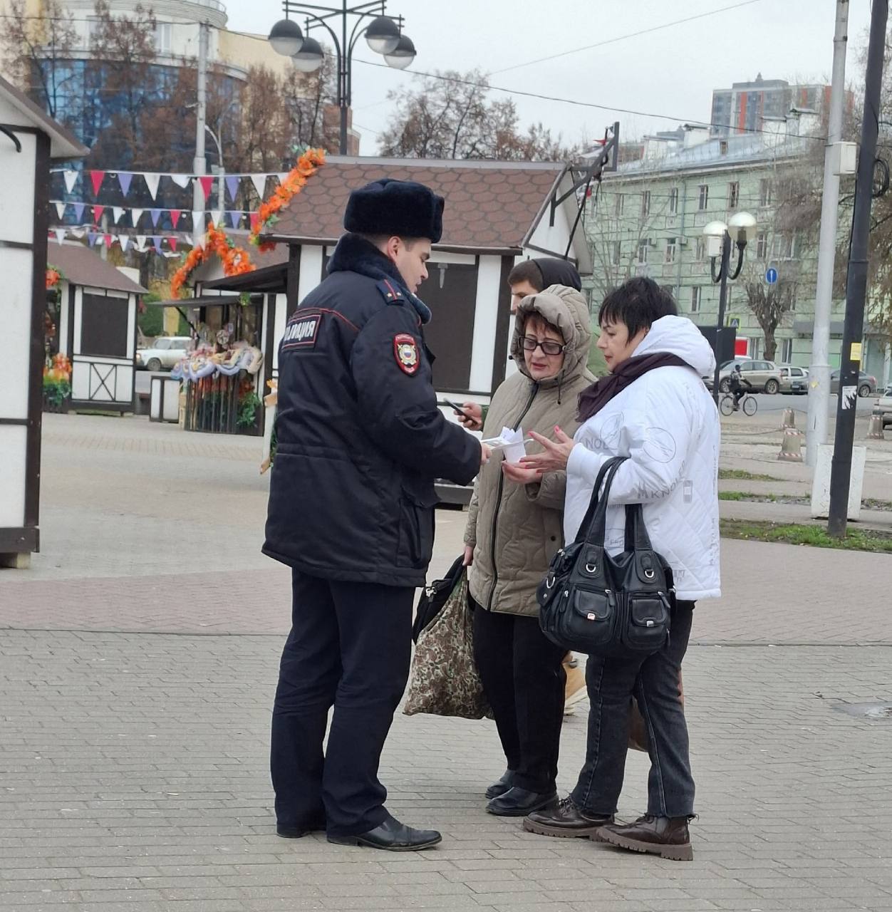 Участковые уполномоченные полиции в прямом диалоге информируют граждан о мошеннических схемах Участковые уполномоченные полиции в прямом диалоге информируют граждан о мошеннических схемах