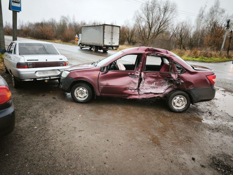 Один человек пострадал в результате столкновения грузовика и легковушки