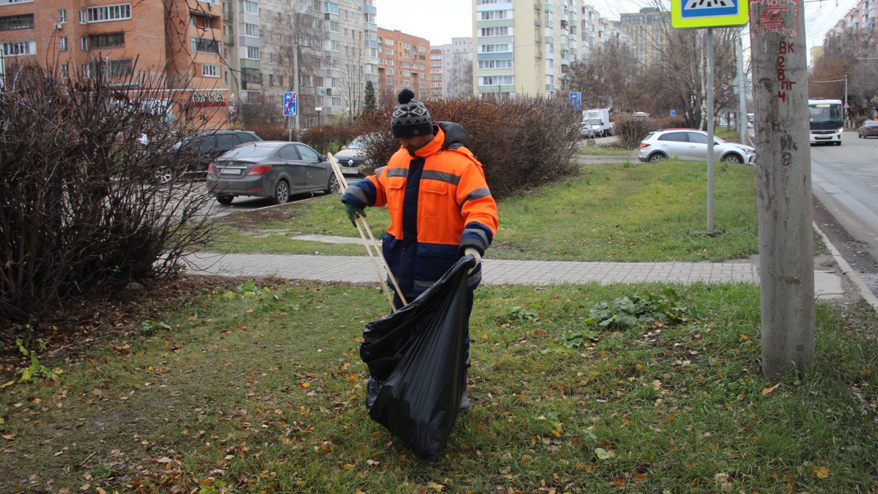 Днем 14 ноября в городе проводится уборка территорий Днем 14 ноября в городе проводится уборка территорий