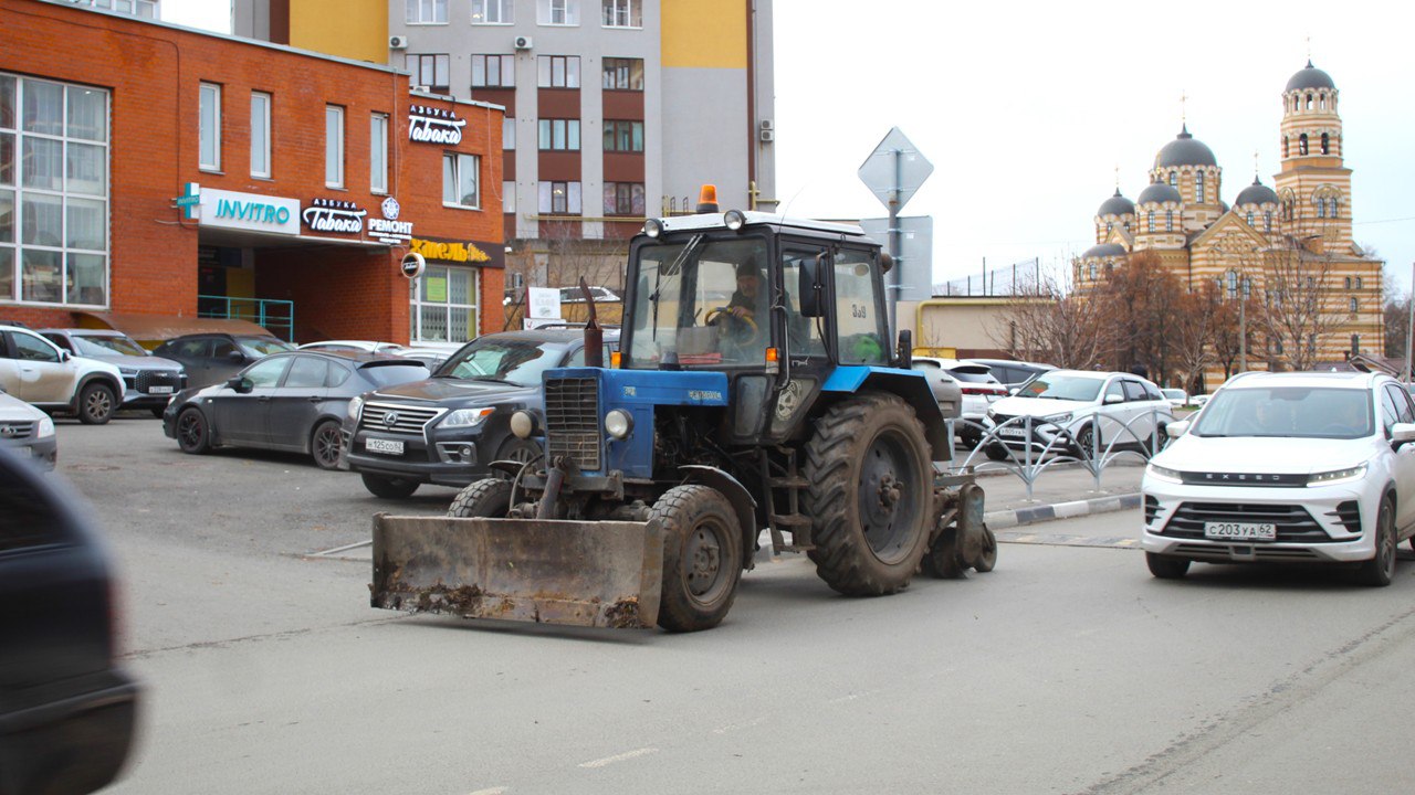 Днем 14 ноября в городе проводится уборка территорий Днем 14 ноября в городе проводится уборка территорий