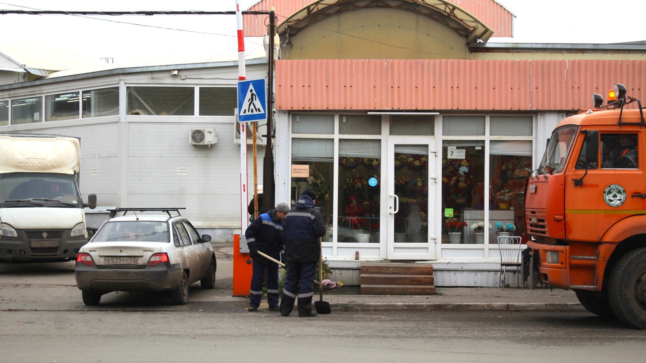 Днем 14 ноября в городе проводится уборка территорий Днем 14 ноября в городе проводится уборка территорий
