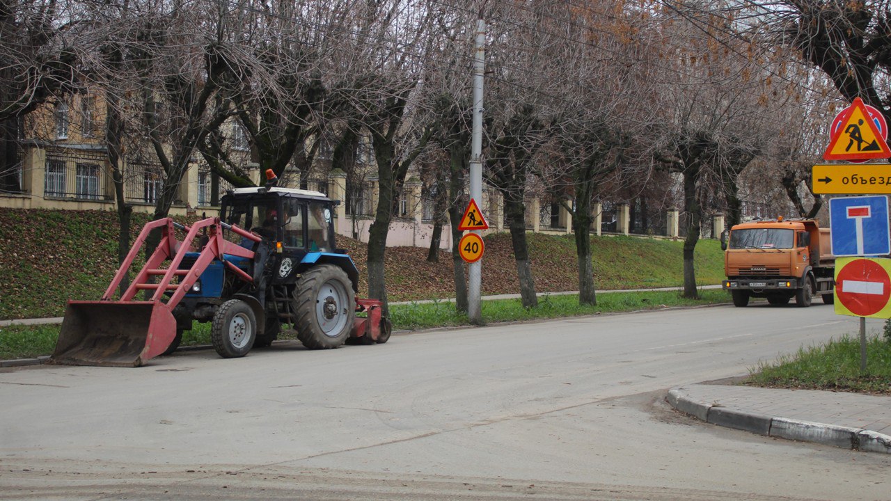 Днем 14 ноября в городе проводится уборка территорий