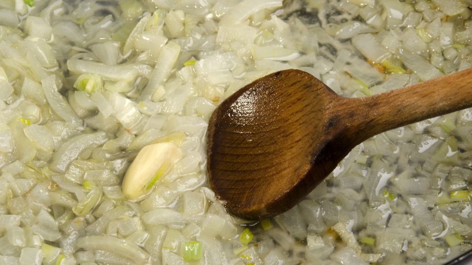 Эта хитрость спасет подгоревший лук: выбрасывать не придется