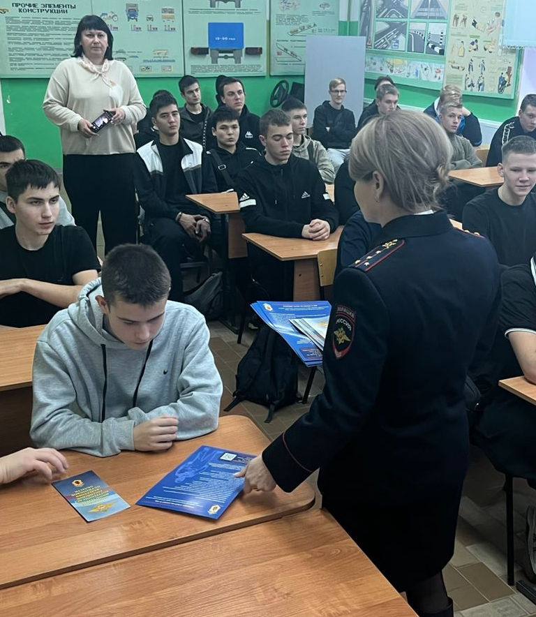 В Михайлове сотрудники полиции рассказали подросткам о службе, истории и кибербезопасности В Михайлове сотрудники полиции рассказали подросткам о службе, истории и кибербезопасности