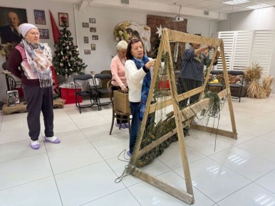 В Арт-пространстве «Город» прошел мастер-класс по плетению маскировочных сетей, организованный вместе с Региональным отделением Союза пенсионеров России в г. Рязань в рамках проекта «Активное долголетие - «Здоровая Рязань»»