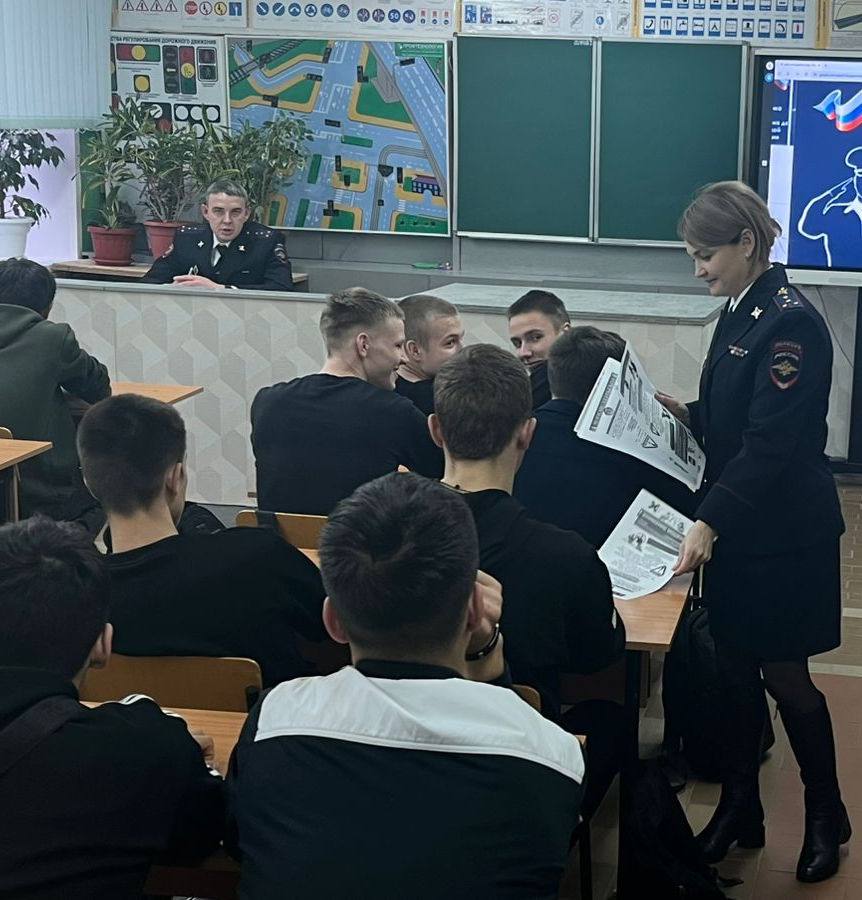 В Михайлове сотрудники полиции рассказали подросткам о службе, истории и кибербезопасности В Михайлове сотрудники полиции рассказали подросткам о службе, истории и кибербезопасности