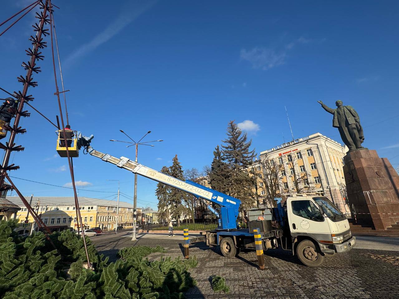 В Рязани продолжаются работы по установке главного символа Нового года В Рязани продолжаются работы по установке главного символа Нового года