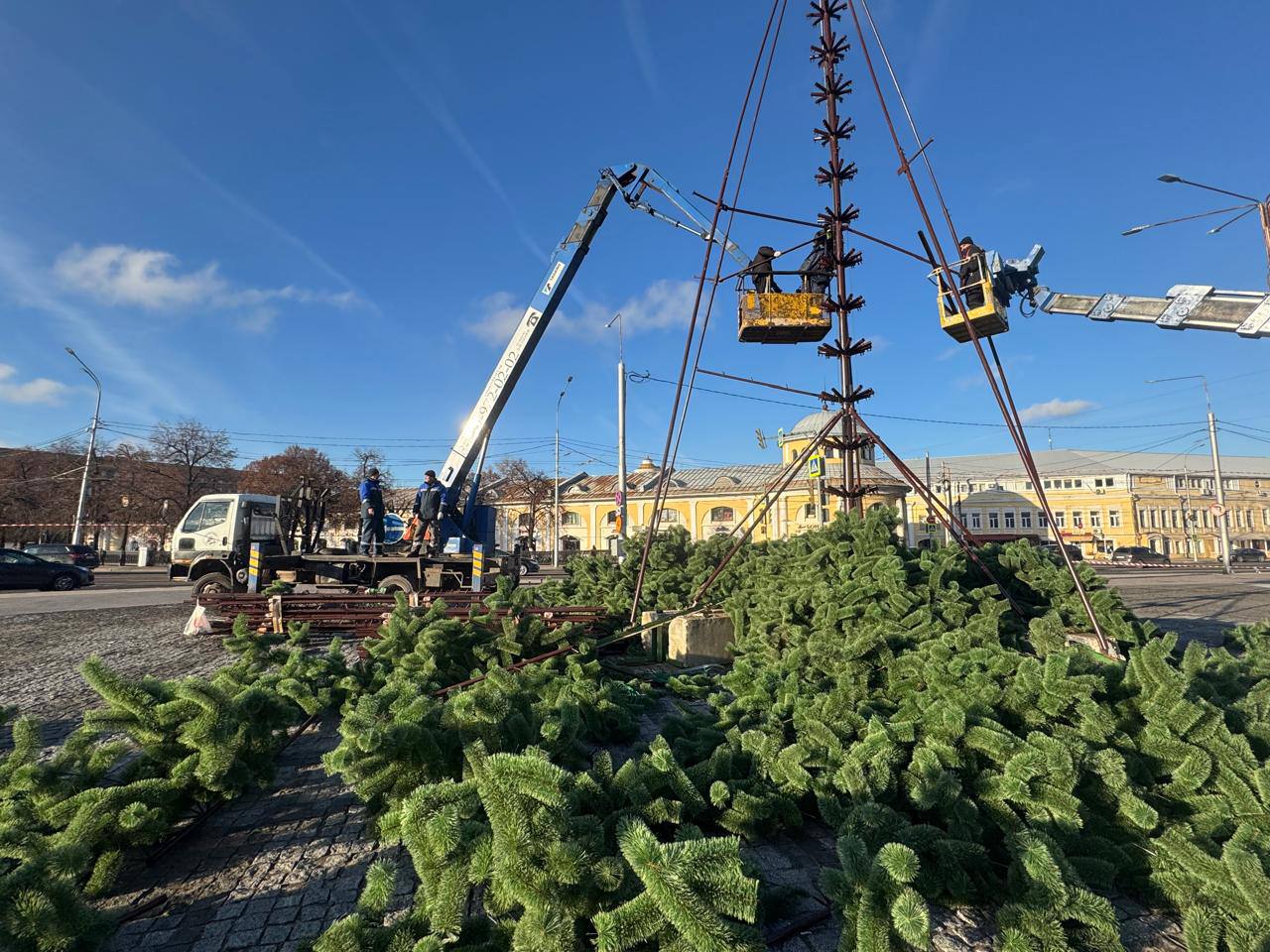 В Рязани продолжаются работы по установке главного символа Нового года В Рязани продолжаются работы по установке главного символа Нового года