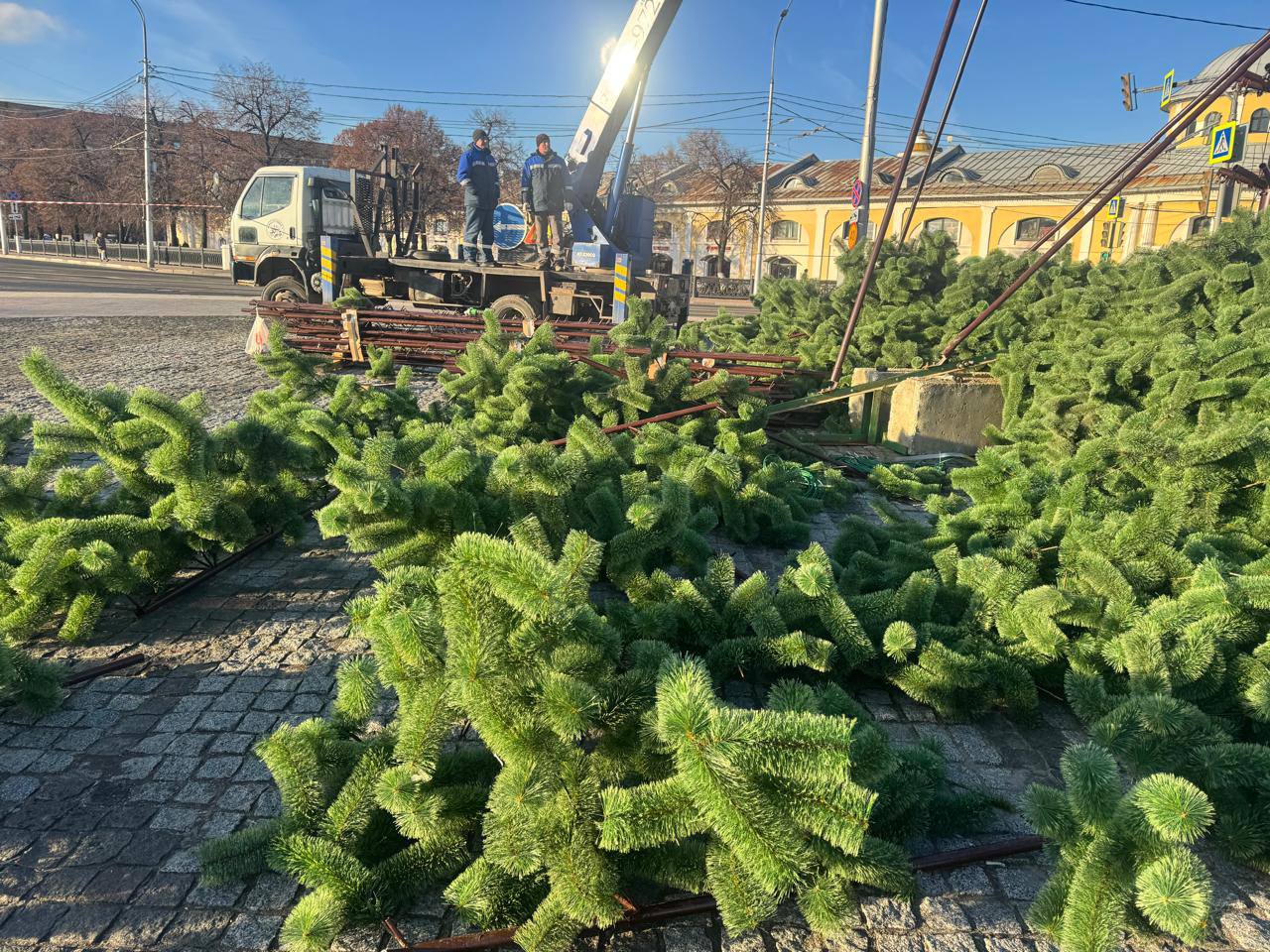 В Рязани продолжаются работы по установке главного символа Нового года В Рязани продолжаются работы по установке главного символа Нового года