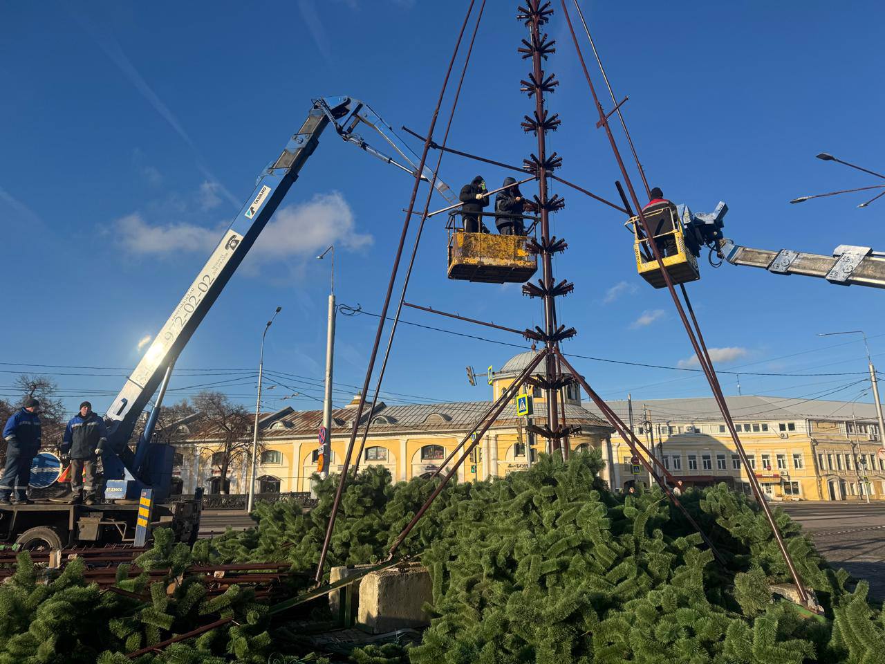 В Рязани продолжаются работы по установке главного символа Нового года В Рязани продолжаются работы по установке главного символа Нового года