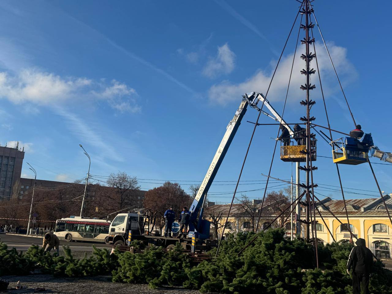 В Рязани продолжаются работы по установке главного символа Нового года В Рязани продолжаются работы по установке главного символа Нового года